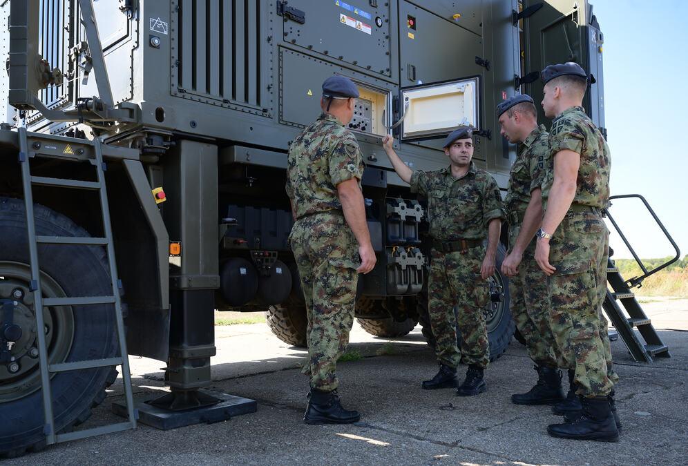 znatno-ojacane-sposobnosti-vojske-srbije-obuka-na-savremenim-osmatrackim-radarima-srednjeg-dometa-(foto) znatno-ojacane-sposobnosti-vojske-srbije-obuka-na-savremenim-osmatrackim-radarima-srednjeg-dometa-(foto)