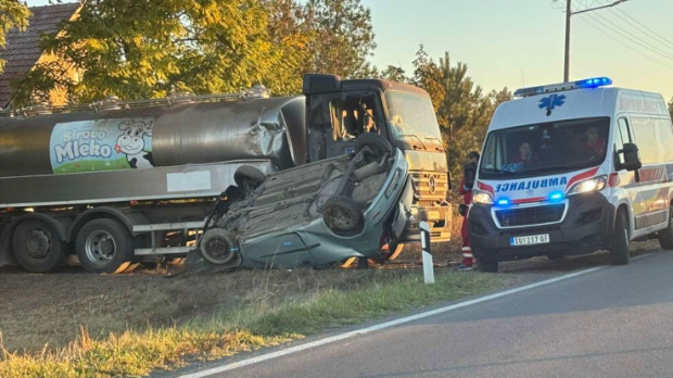 Аутомобил-слетео-са-пута-и-ударио-у-камион-код-Таванкута,-погинула-жена Аутомобил-слетео-са-пута-и-ударио-у-камион-код-Таванкута,-погинула-жена