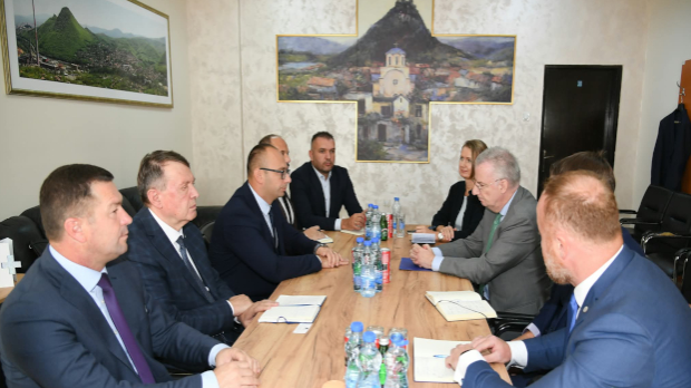 Шеф-канцеларије-ЕУ-у-Приштини-с-представницима-Српске-листе-у-Звечану Шеф-канцеларије-ЕУ-у-Приштини-с-представницима-Српске-листе-у-Звечану