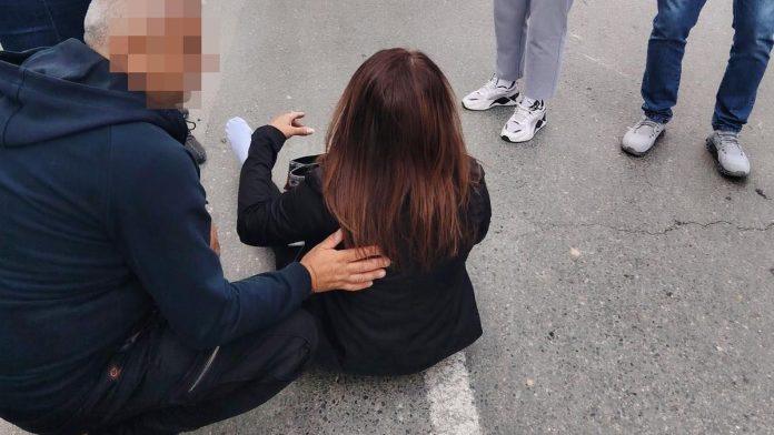 (foto)-bmw-om-oborio-zenu-i-nije-se-ni-osvrnuo!-zaobisao-kolonu-vozila-koja-je-stala-da-propusti-pesake,-pa-se-jos-sramno-pravdao:-“vozio-sam-samo-52-na-sat!”