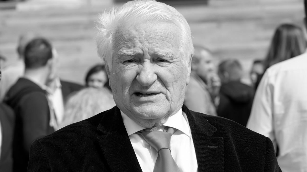 polaganje-urne-dragoljuba-micunovica-u-aleji-zasluznih-gradana polaganje-urne-dragoljuba-micunovica-u-aleji-zasluznih-gradana