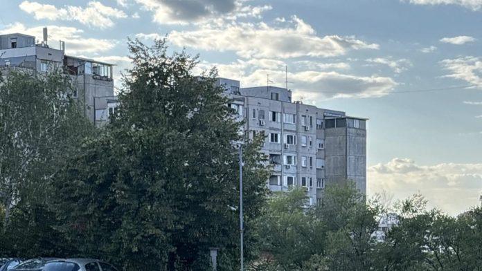 (foto,-video)-pukao-potporni-zid-na-gradilistu-u-vojvode-vlahovica:-auto-upao-u-rupu,-stanari-zgrade-evakuisani,-policija-i-vatrogasci-na-licu-mesta