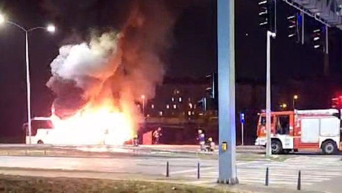 (video)-“strahujemo-da-ce-se-vatra-prosiriti-do-kuca”-drama-u-prijepolju:-pozar-progutao-autobus,-dim-se-siri-na-sve-strane