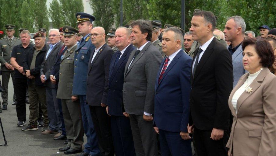 godisnjica-formiranja-herojske-125.-motorizovane-brigade:-gasic-polozio-venac-kod-spomenika-braniocima-otadzbine godisnjica-formiranja-herojske-125.-motorizovane-brigade:-gasic-polozio-venac-kod-spomenika-braniocima-otadzbine