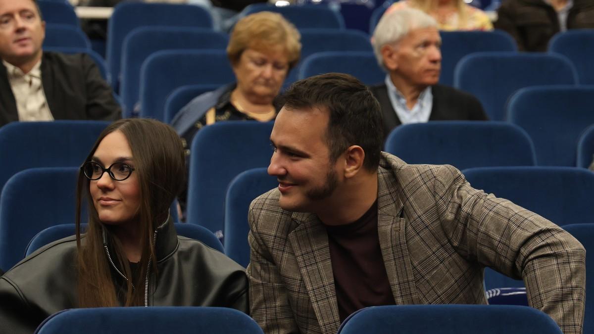 (foto)-supruga-alekse-balasevica-blista-nikolina-u-javnosti-samo-5-meseci-nakon-porodaja,-u-koznoj-jakni-i-sa-osmehom-na-licu,-muz-ne-skida-pogled-sa-nje (foto)-supruga-alekse-balasevica-blista-nikolina-u-javnosti-samo-5-meseci-nakon-porodaja,-u-koznoj-jakni-i-sa-osmehom-na-licu,-muz-ne-skida-pogled-sa-nje