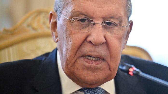 lavrov-zatresao-un-kaze-da-je-rusija-spremna-za-mir:-“nema-pauze-u-vojnoj-operaciji-da-bi-zapoceli-pregovore”