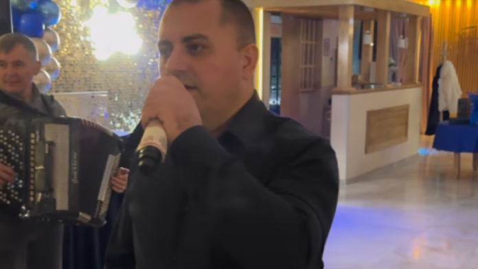 pevac-je-7-godina-vozio-naseg-politicara,-imao-platu-55.000:-“spavao-sam-u-kolima-dok-je-on-bio-na-sastanku”