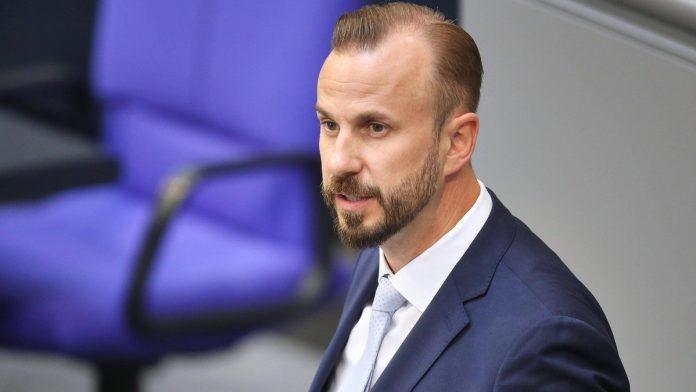 “srbija-da-ne-ude-u-eu”-poslanik-afd-a-tobijas-tajh:-“kosovo-je-krhka-drzava,-pokrenuli-bismo-preispitivanje-odluke-o-priznanju”