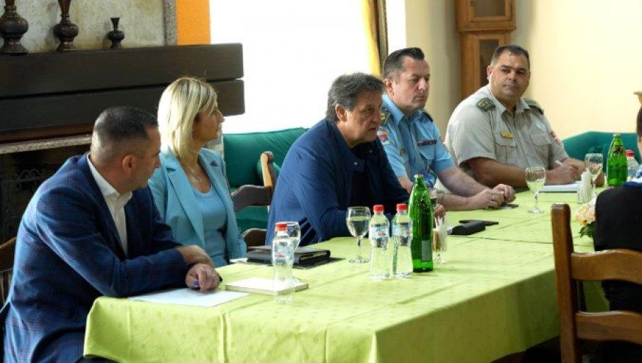 gasic-obisao-vojnu-ustanovu-“morovic”:-velika-ulaganja-u-opremu,-infrastrukturu-i-uslove-rada gasic-obisao-vojnu-ustanovu-“morovic”:-velika-ulaganja-u-opremu,-infrastrukturu-i-uslove-rada