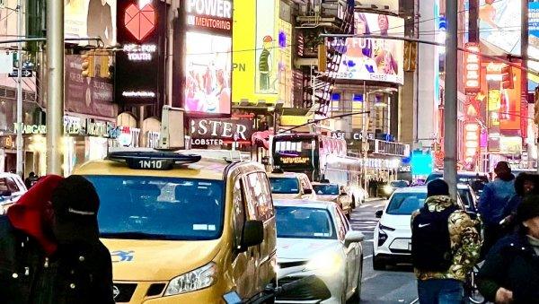 bizarna-situacija-usred-njujorka:-muskarci-ispuzali-iz-kanalizacije,-pa-nestali-bez-traga,-policija-traga-za-sumnjivcima bizarna-situacija-usred-njujorka:-muskarci-ispuzali-iz-kanalizacije,-pa-nestali-bez-traga,-policija-traga-za-sumnjivcima
