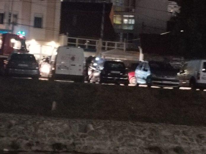 drama-u-uzicu!-dim-krenuo-da-kulja-iz-automobila,-vatrogasci-odmah-reagovali,-kamera-zabelezila-akciju-na-parkingu-(foto/video)