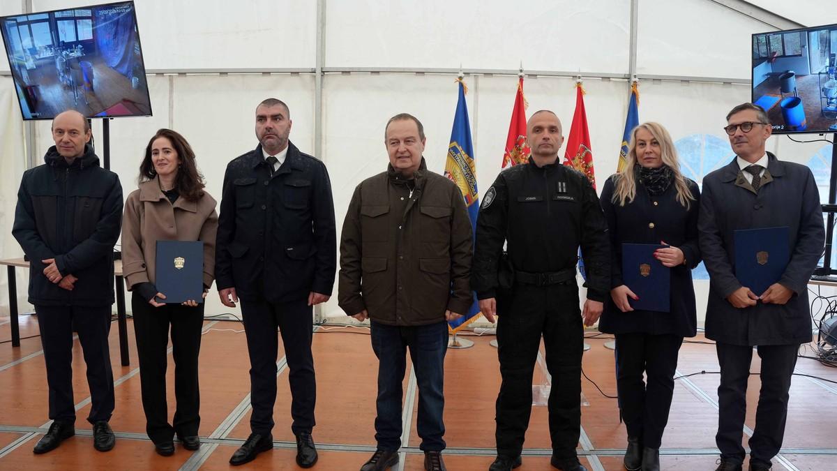 (foto,-video)-ovde-se-lome-narko-karteli!-dacic-obisao-tajni-kompleks-na-gocu:-masine-oduzete-od-mafije-sada-sluze-za-jednu-stvar (foto,-video)-ovde-se-lome-narko-karteli!-dacic-obisao-tajni-kompleks-na-gocu:-masine-oduzete-od-mafije-sada-sluze-za-jednu-stvar