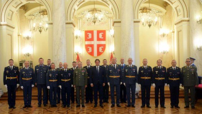 veliko-priznanje:-gasic-oficirima-vojske-srbije-urucio-ukaze-o-unapredenjima-i-postavljenjima-na-nove-duznosti-(foto)