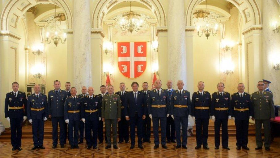 veliko-priznanje:-gasic-oficirima-vojske-srbije-urucio-ukaze-o-unapredenjima-i-postavljenjima-na-nove-duznosti-(foto) veliko-priznanje:-gasic-oficirima-vojske-srbije-urucio-ukaze-o-unapredenjima-i-postavljenjima-na-nove-duznosti-(foto)