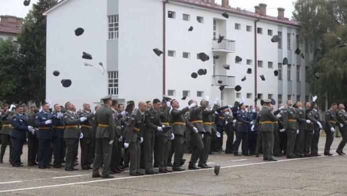 nova-generacija-podoficira-vojske-srbije:-promovisani-najmladi-vodnici-u-pancevu
