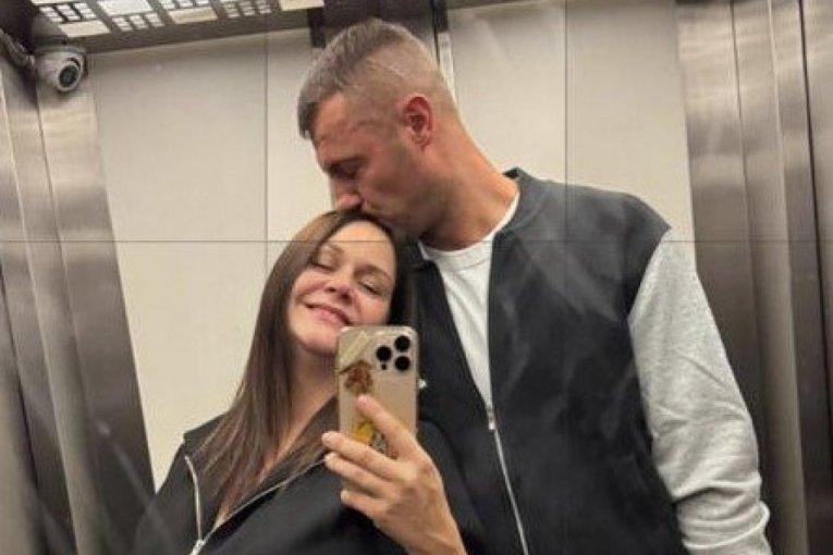kad-je-mama-dobro,-bice-i-deca:-silvija-nedeljkovic-izasla-iz-porodista,-suprug-sasa-stamenkovic-ne-krije-srecu! kad-je-mama-dobro,-bice-i-deca:-silvija-nedeljkovic-izasla-iz-porodista,-suprug-sasa-stamenkovic-ne-krije-srecu!