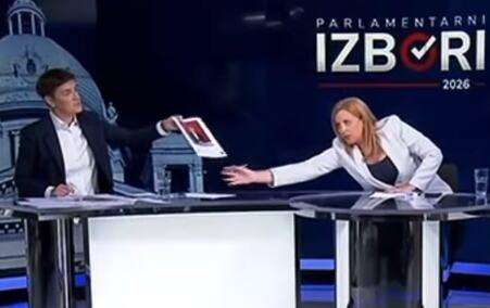 voditeljka-n1-umalo-pala-sa-stolice!-naginje-se-preko-stola-usred-emisije-i-otima-papir-ani-brnabic-–-necuveno!-pogledajte-skandalozan-potez-tatjane-aleksic voditeljka-n1-umalo-pala-sa-stolice!-naginje-se-preko-stola-usred-emisije-i-otima-papir-ani-brnabic-–-necuveno!-pogledajte-skandalozan-potez-tatjane-aleksic