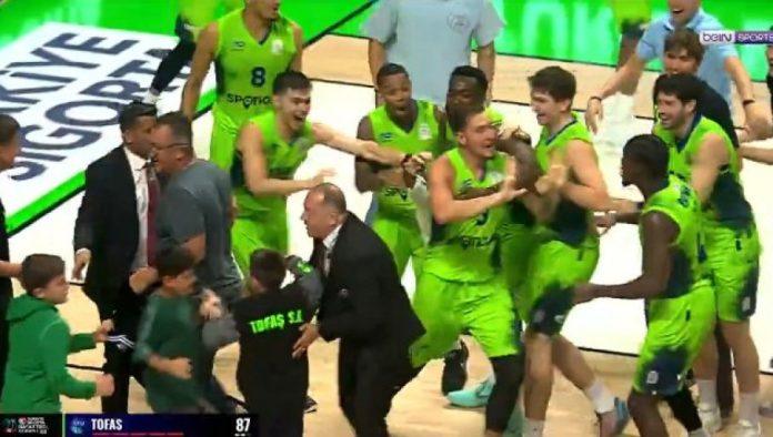 kakvo-ludilo!-trojka-sa-celog-terena,-za-pobedu,-posle-kosa-nastao-je-haos-(video)