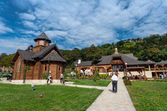 ova-banja-ima-najvise-suncanih-sati,-5-bazena-sa-lekovitom-vodom,-a-ususkana-je-na-jednoj-od-nasih-najlepsih-planina:-nocenje-vec-od-20-evra