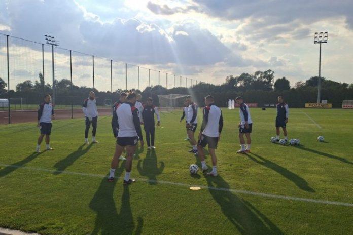 veljko-paunovic-i-reprezentativci-srbije-u-“sevi”:-sjajna-atmosfera-u-staroj-pazovi-pred-mec-sa-holandijom-(foto,-video)