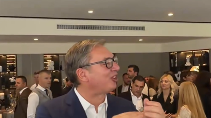 “pevacu-im-i-25.-oktobra-uvece”-vucic-na-koktelu-sa-zaposlenima-u-predsednistvu,-pesmu-posvetio-politickim-protivnicima-(video)