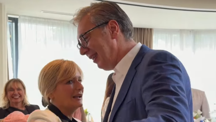 poslednji-vucicev-ples-u-predsednistvu-priredio-koktel-za-zaposlene,-na-kraju-odigrali-i-kolo:-“odigrali-su-maestralno!-sa-istom-strascu-sa-kojom-su-me-sve-ove-godine-pratili”-(video)