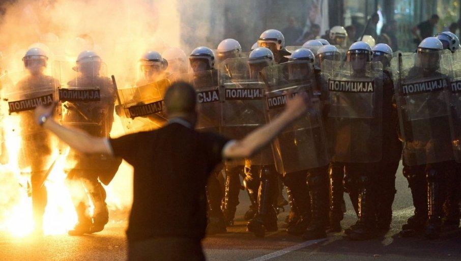 ko-nas-truje-i-prosipa-zlo-godinama?-blokaderi-optuzuju-vlast-za-podele,-a-narod-dele-opo-fizickom-izgledu-(video) ko-nas-truje-i-prosipa-zlo-godinama?-blokaderi-optuzuju-vlast-za-podele,-a-narod-dele-opo-fizickom-izgledu-(video)