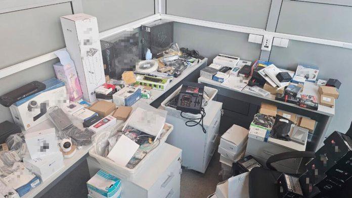 aleksandar-i-aleksandra-bezali-sa-19-kofera,-milion-evra-i-1.000-prezervativa!-policija-otkrila-tajne-stana-u-budvi,-pretres-trajao-12-sati:-evo-sta-je-pronadeno-kod-ruskih-spijuna-(foto)