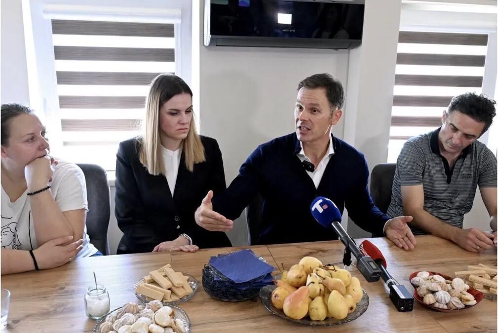 “jake-porodice-znace-jaku-srbiju!”-sinisa-mali-obisao-sestoclanu-porodicu-u-borci,-poslao-snaznu-poruku-o-tome-sta-je-temelj-svakog-zdravog-drustva “jake-porodice-znace-jaku-srbiju!”-sinisa-mali-obisao-sestoclanu-porodicu-u-borci,-poslao-snaznu-poruku-o-tome-sta-je-temelj-svakog-zdravog-drustva