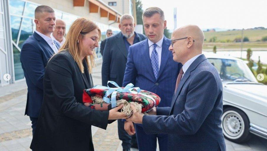 vucevic-na-sednici-bosnjacko-srpskog-saveza:-samo-ujedinjena-srbija-moze-da-ide-napred!-(foto) vucevic-na-sednici-bosnjacko-srpskog-saveza:-samo-ujedinjena-srbija-moze-da-ide-napred!-(foto)