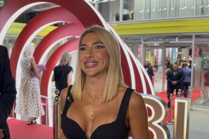 jovana-jeremic-svojim-izdanjem-zakucala-muskarce-za-male-ekrane:-savrsene-dude-naciju-da-izlude!-(foto)