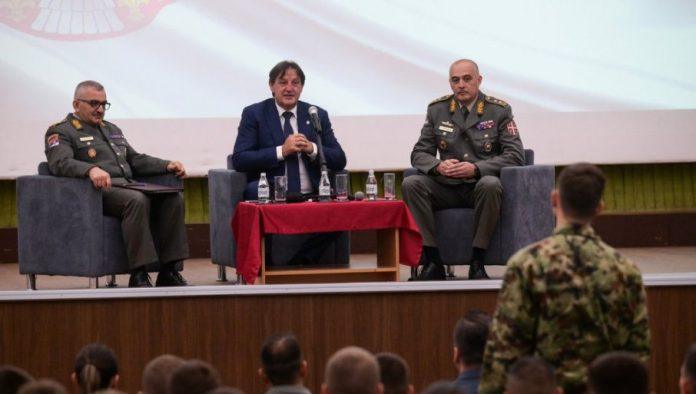 gasic-razgovarao-sa-kadetima-i-ucenicima-vojnih-skola:-“jedan-od-vaznih-zadataka-je-dalje-jacanje-vojnog-skolstva”