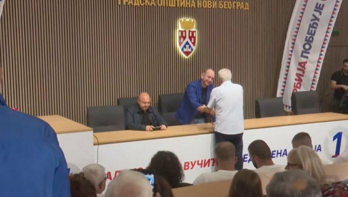 milan-knezevic-na-tribini-sns:-vi-se-borite-protiv-hibridne-okupacije-srbije-koja-je-ostala-jedina-slobodna-drzava-na-balkanu-(video)