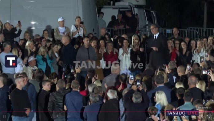 idemo-da-ih-pobedimo,-ja-sam-jedan-od-vas:-vucic-se-obratio-desetinama-hiljada-gradana-ispred-predsednistva