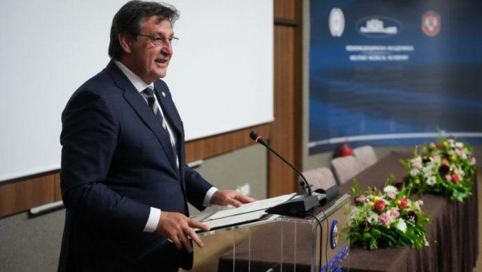 “danas-se-zavrsava-jedno-veliko-poglavlje”-gasic-o-vucicevoj-ostavci:-idemo-dalje,-zajedno,-kao-i-do-sada