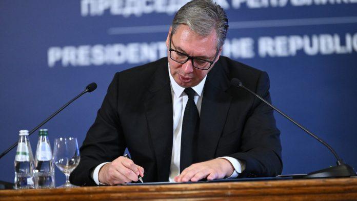 “podnosim-ostavku-na-duznost-predsednika-republike”-vucic-govorio-o-ekonomskim-uspesima,-zamerio-svima-stanje-u-prosveti:-otkrio-da-je-pomilovao-49-lica,-medu-njima-grupu-iz-novog-sada-koja-je-planirala-upad-u-rts-i-drzavne-institucije