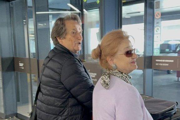 legendarni-pevac-i-njegova-supruga-izazvali-haos-na-aerodromu!-evo-kako-danas-izgleda-tvorac-najveceg-kafanskog-hita!-(video) legendarni-pevac-i-njegova-supruga-izazvali-haos-na-aerodromu!-evo-kako-danas-izgleda-tvorac-najveceg-kafanskog-hita!-(video)