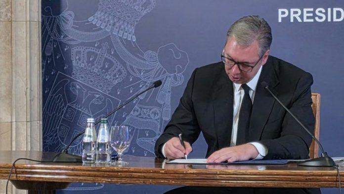 vucic-zvanicno-dao-ostavku-na-mesto-predsednika-republike-srbije