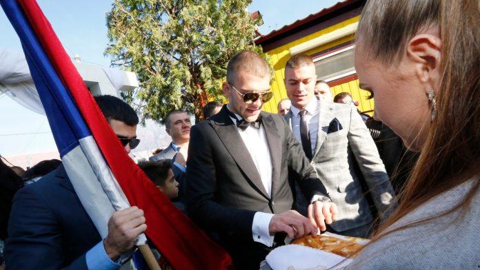 torta-od-70-kg,-oldtajmer-i-nesvakidasnje-pravilo-za-dame-jedan-detalj-sa-vencanja-veljka-i-bogdane-svima-je-promakao:-ceca-sinu-napravila-svadbu-decenije,-a-o-ovome-svi-i-dalje-bruje