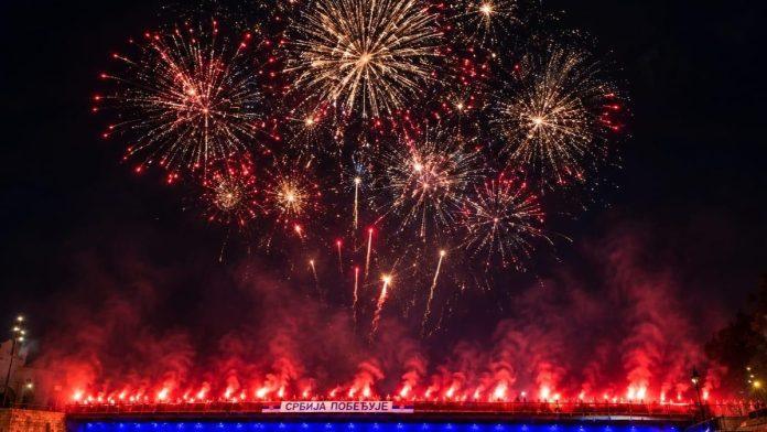 nislije-pruzile-podrsku-vucicu,-vatromet,-baklje-i-povici-odjekivali-gradom:-“hvala-za-dva-mandata,-podrska-za-mesto-premijera”-(video)