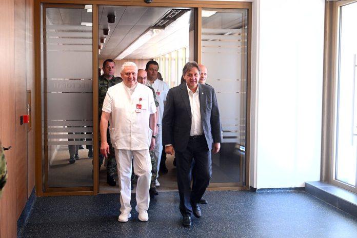 bratislav-gasic-obisao-vma:-nastavak-ulaganja-u-savremenu-opremu-i-unapredenje-uslova-lecenja