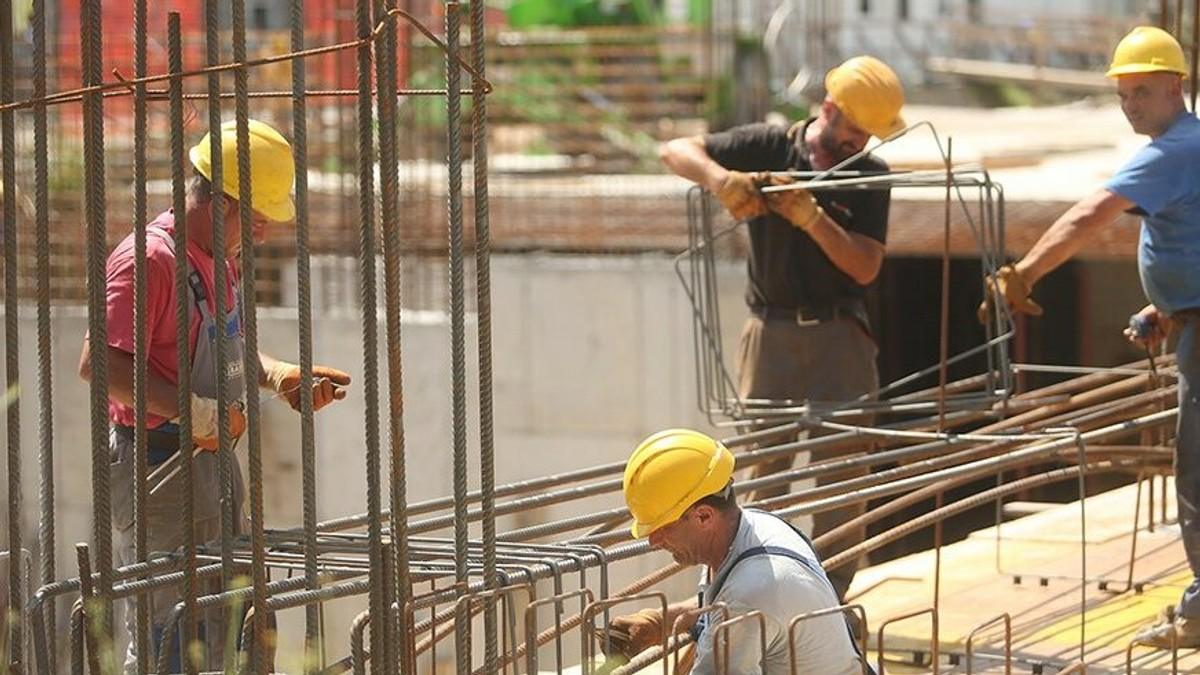 nemacka-prepolovljava-kvotu-za-radnike-sa-zapadnog-balkana:-gradevinari-upozoravaju,-mogli-bi-da-ostanu-bez-8.000-ljudi nemacka-prepolovljava-kvotu-za-radnike-sa-zapadnog-balkana:-gradevinari-upozoravaju,-mogli-bi-da-ostanu-bez-8.000-ljudi