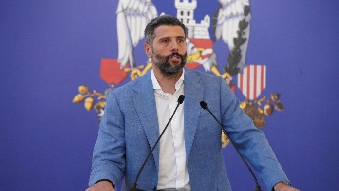“odgurnuo-sam-je-kako-bih-se-odbranio-od-njenog-supruga”-oglasio-se-sapic-nakon-sto-ga-je-odbornica-pokreta-kreni-promeni-optuzila-da-ju-je-napao