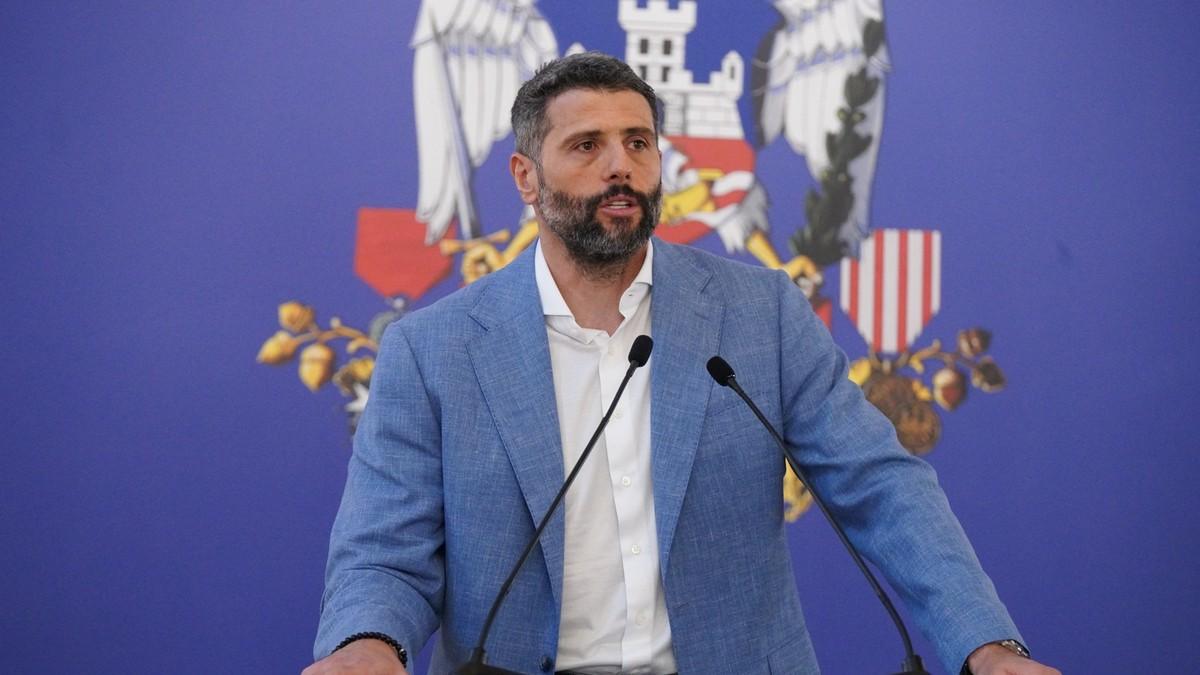 “odgurnuo-sam-je-kako-bih-se-odbranio-od-njenog-supruga”-oglasio-se-sapic-nakon-sto-ga-je-odbornica-pokreta-kreni-promeni-optuzila-da-ju-je-napao “odgurnuo-sam-je-kako-bih-se-odbranio-od-njenog-supruga”-oglasio-se-sapic-nakon-sto-ga-je-odbornica-pokreta-kreni-promeni-optuzila-da-ju-je-napao