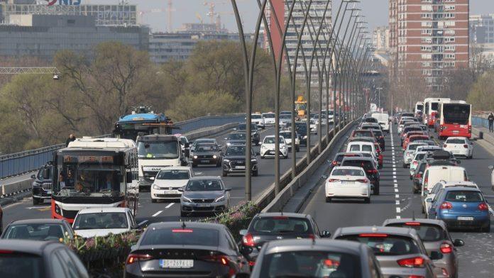 vozaci-koji-u-guzvi-propustaju-druge-mozda-nisu-samo-ljubazni:-psiholozi-otkrivaju-sta-se-zapravo-krije-iza-ovog-poteza