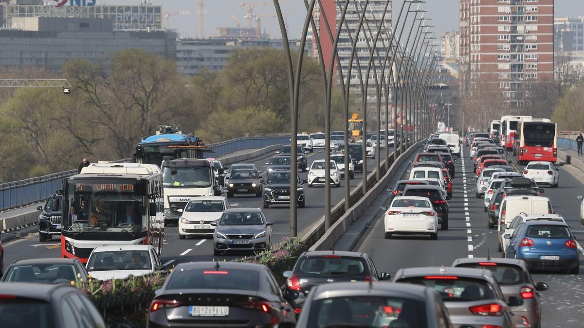 vozaci-koji-u-guzvi-propustaju-druge-mozda-nisu-samo-ljubazni:-psiholozi-otkrivaju-sta-se-zapravo-krije-iza-ovog-poteza vozaci-koji-u-guzvi-propustaju-druge-mozda-nisu-samo-ljubazni:-psiholozi-otkrivaju-sta-se-zapravo-krije-iza-ovog-poteza