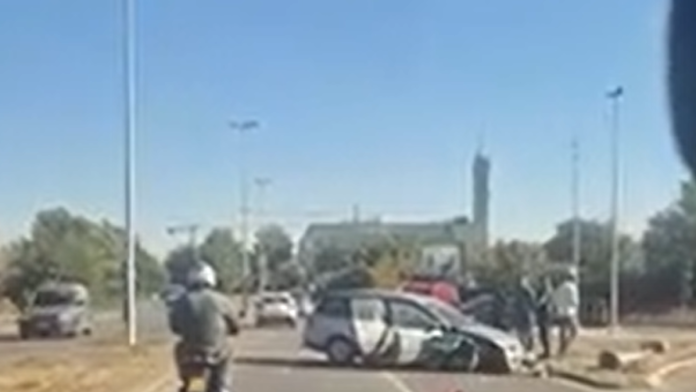 saobracajna-nesreca-u-novom-sadu-delovi-vozila-rasuti-po-putu,-u-toku-uvidaj-(video)