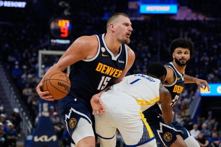 nikola-jokic-gadao-maskotu!-urnebesna-scena-u-denveru-(video) nikola-jokic-gadao-maskotu!-urnebesna-scena-u-denveru-(video)