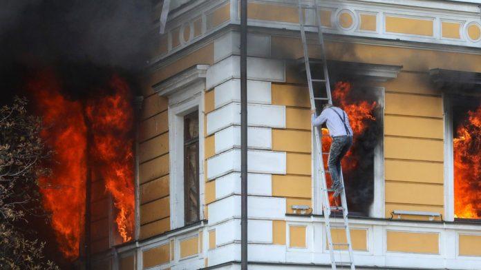 (foto,-video)-zloslutna-poruka-kremlja-pred-sam-udar-ovo-su-detalji-napada-na-dosad-najsigurniji-kvart-kijeva:-ljudi-visili-sa-prozora-dok-je-plamen-gutao-zgradu