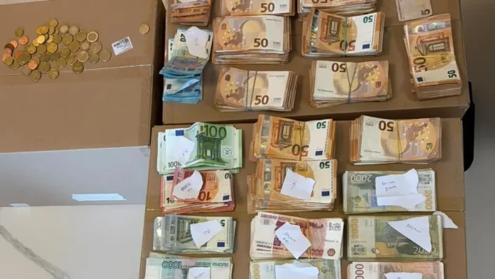 (foto)-filmska-istraga-protiv-rusa-se-siri!-u-stanu-u-baru-nadeno-60.000-evra-i-gomila-it-opreme